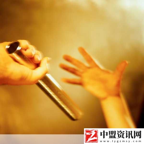 手指劃入縫隙挖水