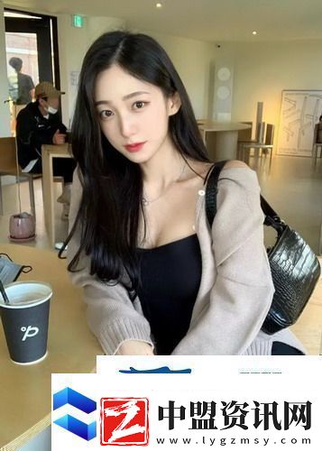 媽媽低著頭在廚房做飯友